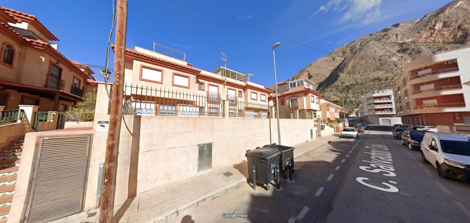 Operación de deuda residencial · 17 adosados en Redován. © Google.